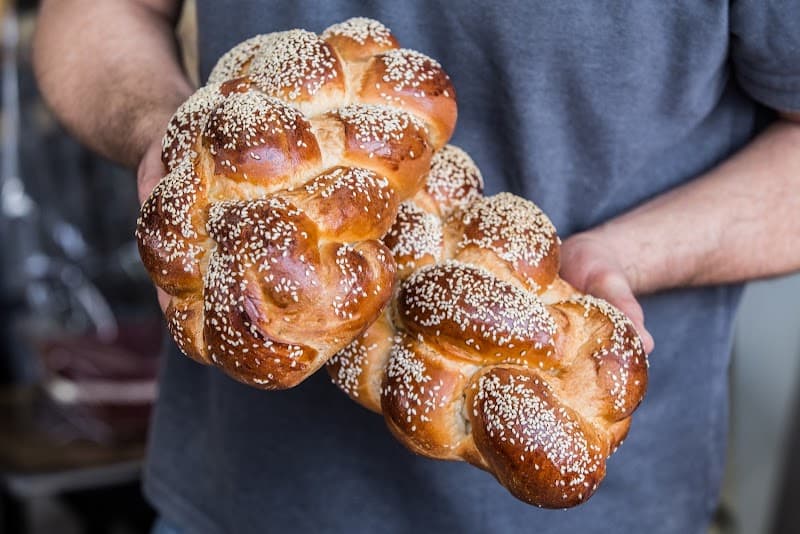 לחם ארטיזן – מתחם פיאנו נתניה | מאפיית בוטיק עם לחמים טריים וחוויית קנייה - תמונה 4